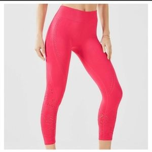Fabletics like new! luciana hot pink seamless capri leggings laser cut sz‎ small
